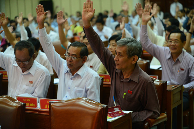 Các đại biểu biểu quyết các tờ trình tại kỳ họp - Ảnh: Quang Định