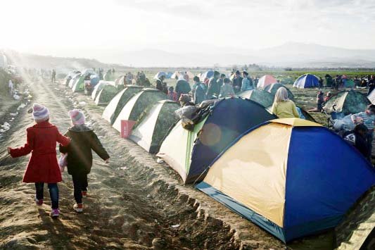 Hàng người người tị nạn đang mắc kẹt tại Hi Lạp do các lệnh kiểm soát biên giới của các nước EU - Ảnh: Thedailynewnation