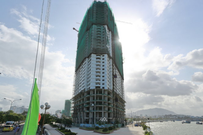 Theo chủ đầu tư, khu khách sạn - căn hộ Mường Thanh Khánh Hòa xây tại đầu cầu Trần Phú (TP Nha Trang) có chiều cao 48 tầng, trong khi tỉnh Khánh Hòa đã yêu cầu không được xây quá 40 tầng. Tuy nhiên, một cán bộ Sở Xây dựng Khánh Hòa cho biết chủ dự án vẫn chưa chấp hành - Ảnh: T.Thành