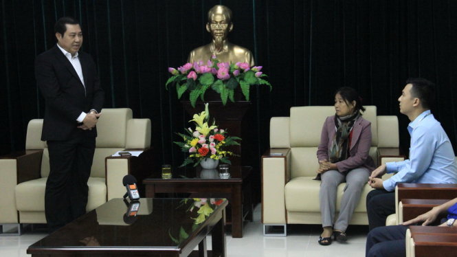 Ông Huỳnh Đức Thơ - chủ tịch UBND TP Đà Nẵng, bày tỏ sự xúc động trước tấm gương hi sinh của Liệt sĩ Vũ Phi Trừ trong trận chiến bảo vệ Gạc Ma và Cô Lin - Ảnh: Trường Trung
