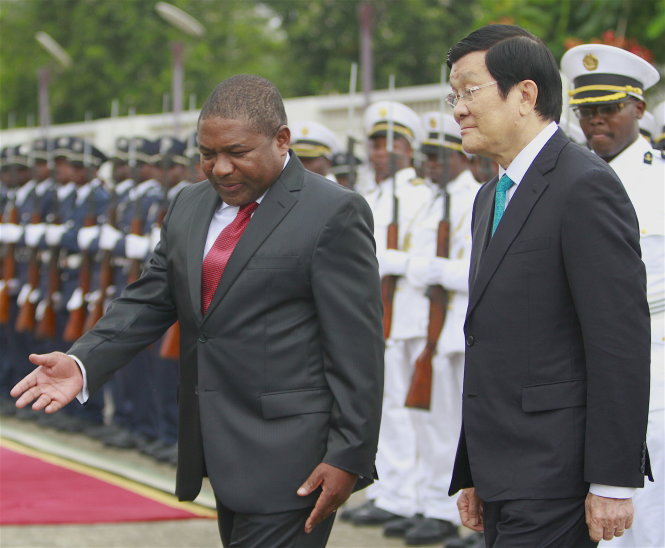 Chủ tịch nước Trương Tấn Sang và Tổng thống Mozambique Filipe Nyusi tại lễ đón chính thức - Ảnh: V.V.Thành