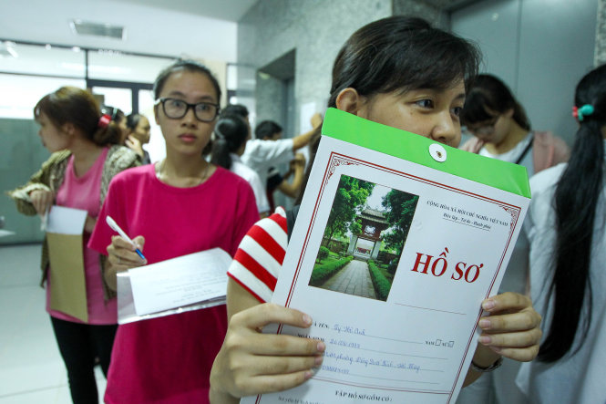 Thí sinh nộp hồ sơ vào Trường ĐH Ngoại thương Hà Nội tại kỳ thi tuyển sinh ĐH, CĐ năm ngoái - Ảnh: N.Khánh