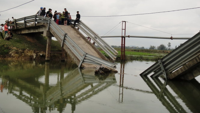 Cầu Cơn Đô bị sà lan đâp sập xuống sông - Ảnh: Văn Định