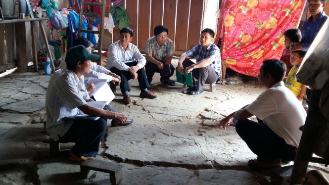 Cán bộ y tế tỉnh Đắk Lắk  làm việc tại nhà bé L.A.P, bệnh nhân dương tính với vi khuẩn nhiễm não mô cầu - Ảnh: Phạm Văn Lào