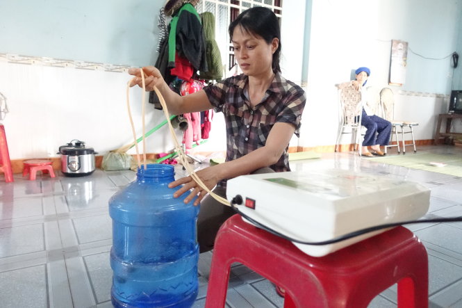 Người dân sống gần khu vực Nhà máy bôxit Tân Rai phải dùng máy lọc nước giếng để nấu ăn - Ảnh: M.Vinh