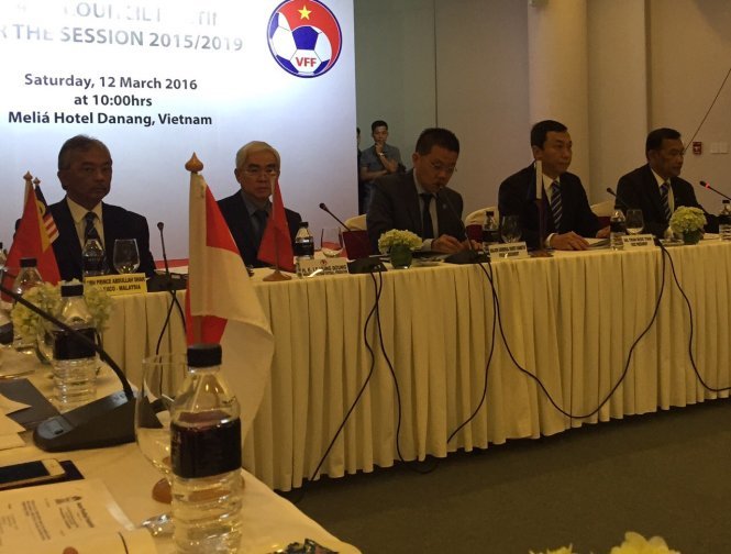 Chủ tịch LĐBĐVN- ông Lê Hùng Dũng (thứ 2 từ trái sang) và phó chủ tịch Trần Quốc Tuấn tại cuộc họp AFF diễn ra chiều 12-3 tại Đà Nẵng. Ảnh: DƯƠNG VŨ