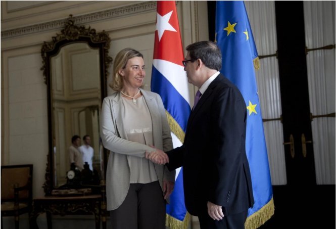 Bà Federica Mogherini, đại diện cấp cao phụ trách chính sách đối ngoại và an ninh của EU, và bộ trưởng ngoại giao Cuba Bruno Rodriguez trong lễ ký kết thỏa thuận bình thường hóa quan hệ ngày 11-3 - Ảnh: AP