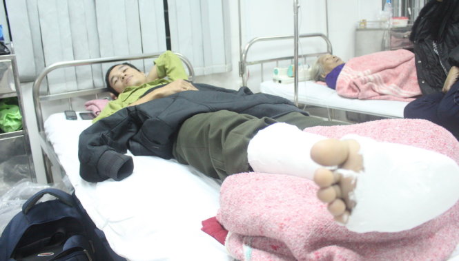 Kiểm lâm viên Anh Lê Anh Tuấn đang điều trị tại Bệnh viện Trường ĐH Y dược Huế hôm 3-3 - Ảnh: Nhật Linh