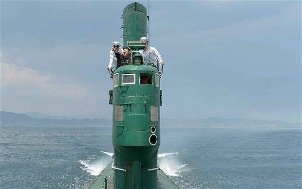 Nhà lãnh đạo Kim Jong Un đang thị sát ở một tàu ngầm của CHDCND Triều Tiên - Ảnh: KCNA