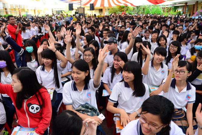 Học sinh hào hứng tham gia chương trình tư vấn tuyển sinh - hướng nghiệp 2016 tại Trường ĐH Tiền Giang sáng 12-3 - Ảnh: Quang Định