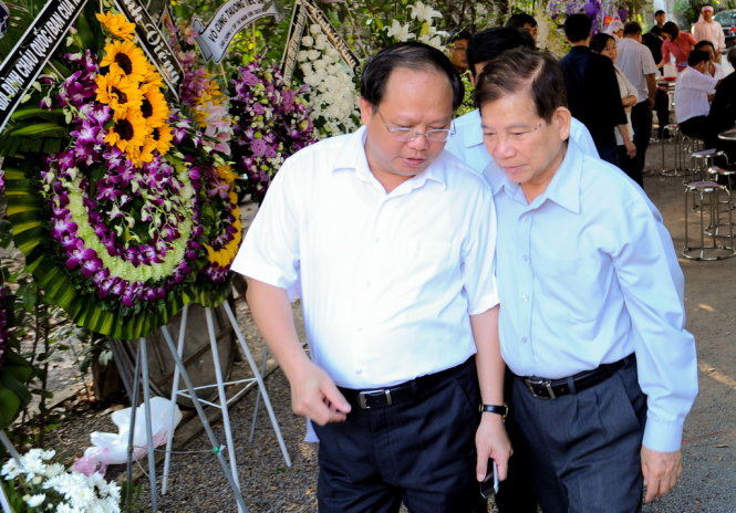 Phó Bí thư Thành uỷ TP.HCM Tất Thành Cang (trái) và ông Nguyễn Minh Triết - nguyên Chủ tịch nước viếng tang GS Lý Chánh Trung - Ảnh: Tự Trung