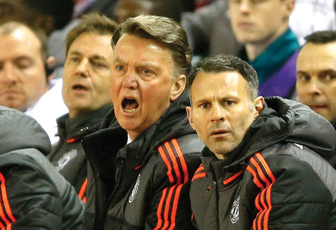 Ông Van Gaal (giữa) ngày càng khiến CĐV M.U thất vọng      - Ảnh: Reuters