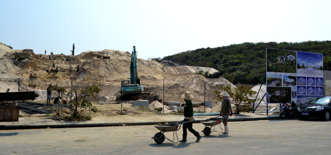 Lao động khẩn trương trên công trường xây dựng khu tưởng niệm Chiến sĩ Gạc Ma - Ảnh: Duy Thanh