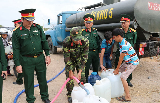 Hằng ngày, xe bồn của Bộ tư lệnh Quân khu 5 bơm nước sinh hoạt cho người dân thôn Khánh Tân - Ảnh: M.Trân