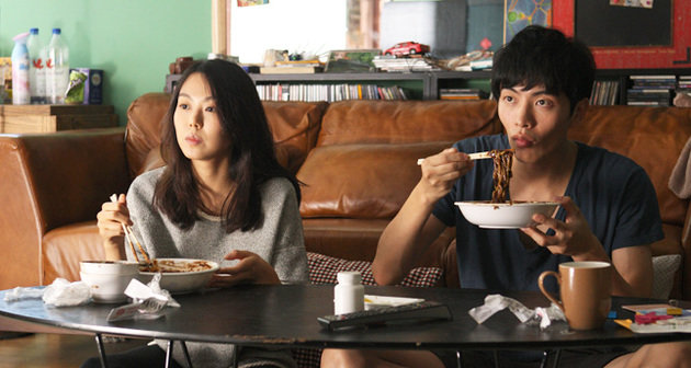 Cặp đôi yêu rồi chia tay hàng chục lần trong Very Ordinary Couple - Ảnh: Han Cinema