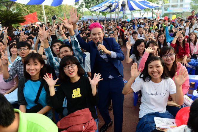 Ca sĩ Thanh Duy biểu diễn trong sự hào hứng của học sinh tham gia ngày hội ở Cần Thơ - Ảnh: QUANG ĐỊNH