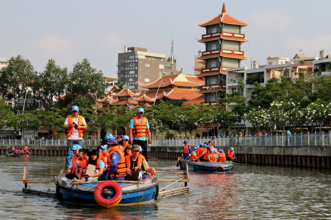 Các tình nguyện viên tham gia tour du lịch sinh thái nội đô trên kênh Nhiêu Lộc – Thị Nghè - Ảnh: Ngọc Hiển