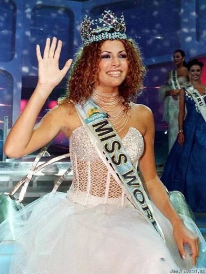 Linor Abargil, 19 tuổi, khi đăng quang ngôi vị hoa hậu Israel năm 1998 - Ảnh: globalbeauties.com