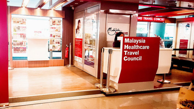 Quầy thông tin của Hội đồng du lịch sức khỏe, một sáng kiến của Bộ Y tế Malaysia, đặt ngay sân bay Penang để chào đón du khách - Ảnh: Trường Sơn