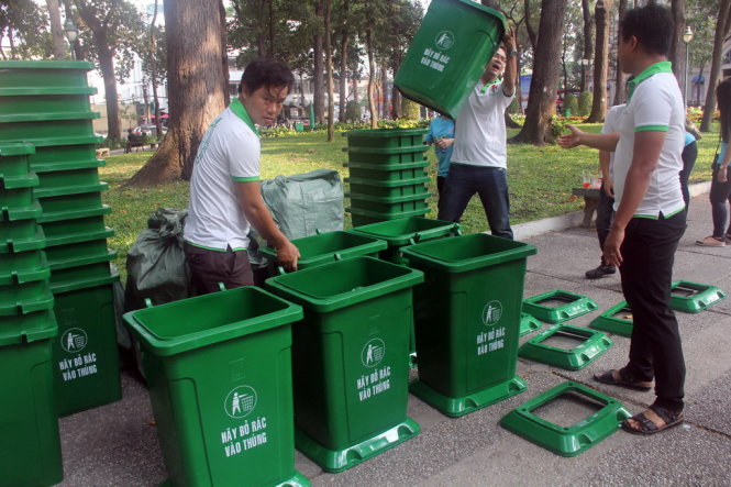 Thùng rác được tập kết lắp ráp tại khu vực công viên trung tâm trước khi đưa đến lắp đặt trên các tuyến đường. Ảnh Quang Khải