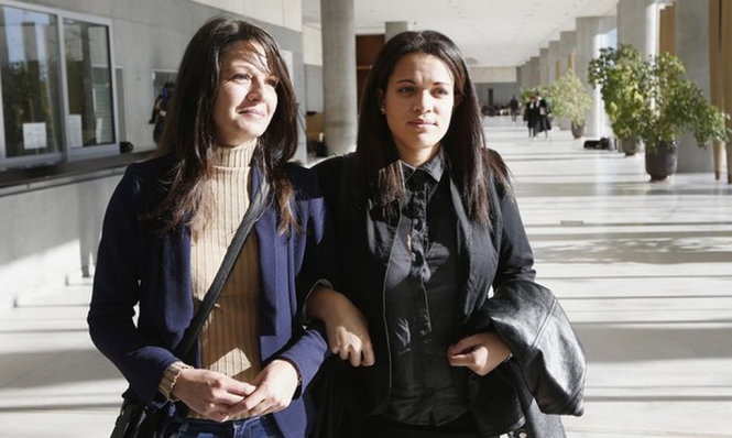 Manon (phải) và Sophie Serrano sau khi được tòa tuyên án thắng kiện bệnh viện – Ảnh: AFP