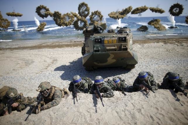 Binh lính Hàn Quốc (mũ viền xanh) và Mỹ trong bài tập trận chung trên bãi biển Hàn Quốc Ảnh: Reuters