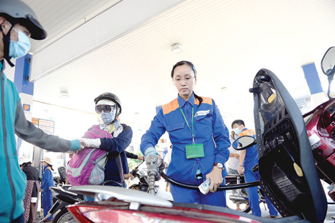 Người dân đổ xăng tại một cửa hàng bán xăng dầu Petrolimex ở quận Phú Nhuận, TP.HCM - Ảnh: Hữu Khoa