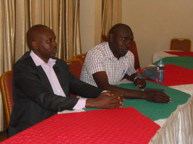 Noah Ngeny (trái) từ chức vì không chấp nhận cung cách làm việc quan liêu của Liên đoàn Điền kinh Kenya - Ảnh: sabuniemmanuel.wordpress.com