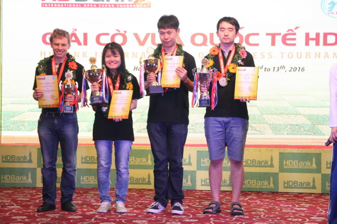 Thảo Nguyên nhận cúp vô địch nữ và Wang Hao (thứ ba từ trái sang) nhận chức vô địch Giải cờ vua quốc tế HDBank 2016 - Ảnh: T.P.