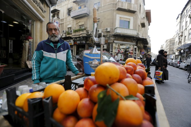 Người bán trái cây ở thủ đô Damascus nói rằng ông mong “đàm phán ở Geneva đem lại sự khác biệt”. Các phe phái chính trị đánh đấm quá lâu và người dân quá mệt mỏi - Ảnh: Reuters