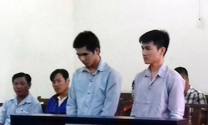 Bị cáo Hùng (áo xanh) và Đại tại tòa