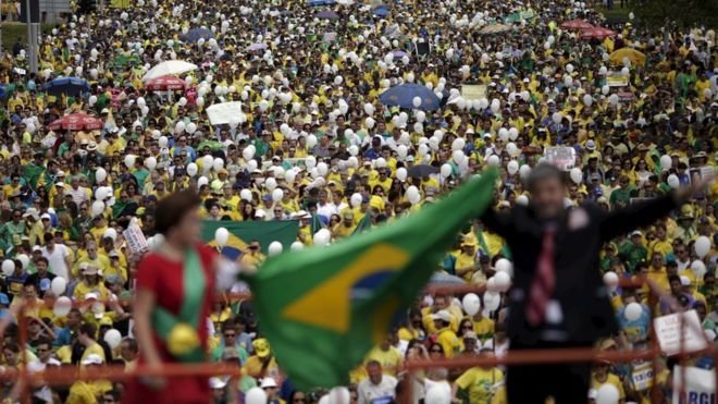 Người dân biểu tình đòi tổng thống Brazil từ chức tại Sao Paulo ngày 13-3 - Ảnh: Reuters