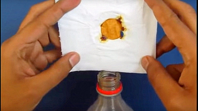 Chất vàng bám trên khăn giấy là lượng chất độc hại từ khói thuốc lá