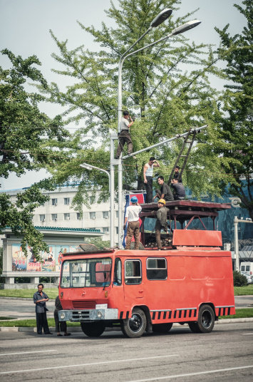 Công nhân bảo trì đường dây điện ở Bình Nhưỡng