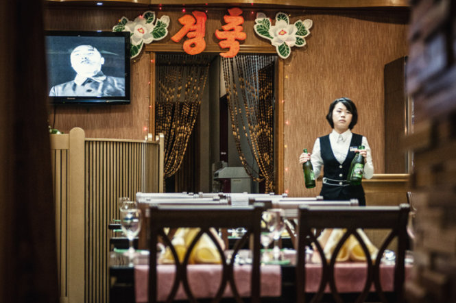 Nữ phục vụ trong một nhà hàng ở Triều Tiên