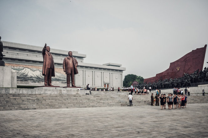 Người dân và du khách đến thăm quảng trường nơi đặt tượng các vị lãnh đạo