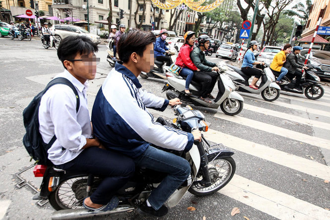 Học sinh lái xe vi phạm Luật an toàn giao thông khi không đội mũ bảo hiểm, ảnh chụp sáng 9-3 tại Hà Nội - Ảnh: Nguyễn Khánh