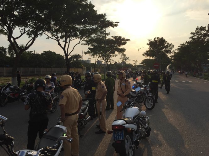 Các lực lượng công an Đà Nẵng triển khai lực lượng bắt các xe môtô khủng vi phạm - Ảnh: Đ.Cường