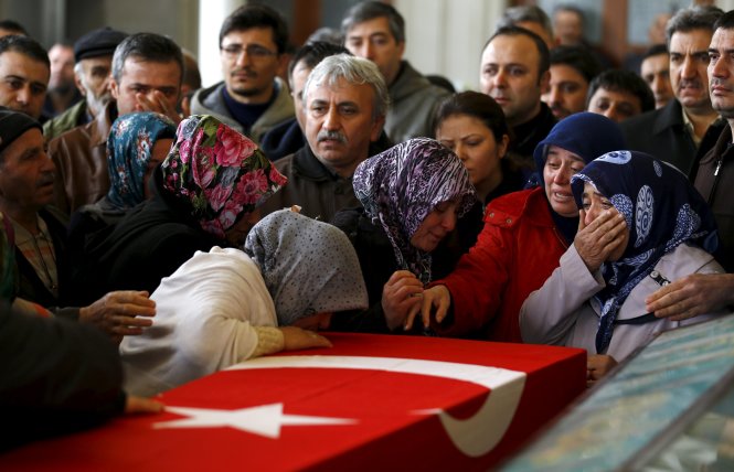 Người thân than khóc bên quan tài của nạn nhân vụ đánh bom - Ảnh: Reuters