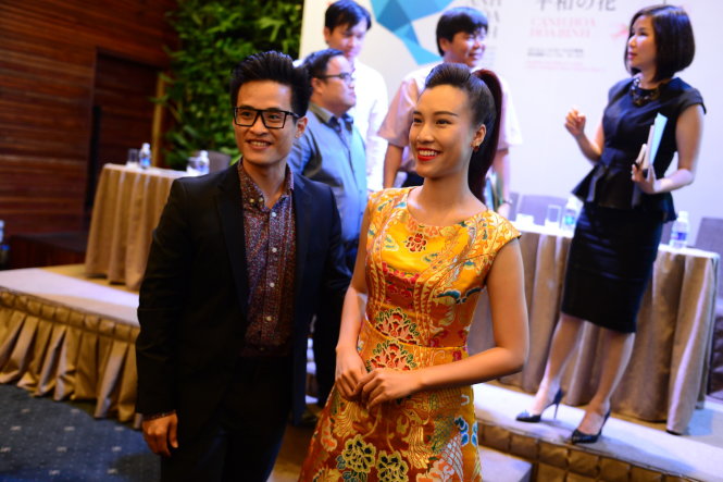 Ca sĩ Hà Anh Tuấn và á hậu Vũ Ngọc Hoàng Oanh tham dự buổi họp báo chương trình Câu chuyện hòa bình số 3 - Ảnh: Quang Định