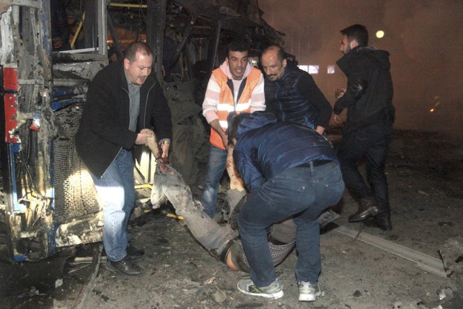 Người dân đưa người bị thương ra khỏi hiện trường vụ nổ - Ảnh: Reuters