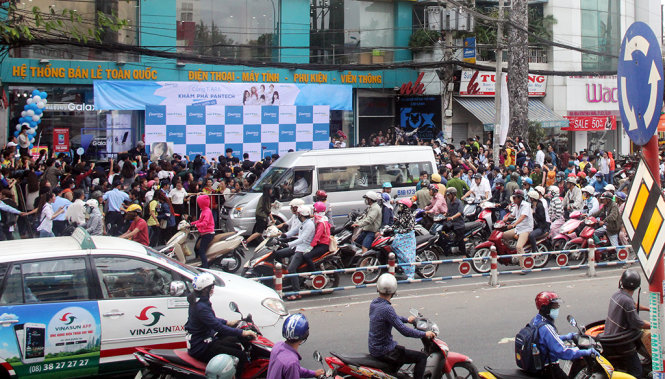 Giao thông khu vực cửa hàng bán điện thoại của Vietel hỗn loạn trong khi các ca sĩ Hàn Quốc đang giao lưu - Ảnh: Q.Khải