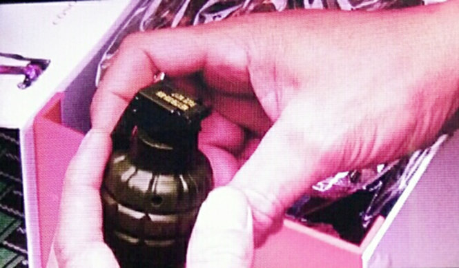 Quả lựu đạn được phát hiện trong kiện hàng gửi trên chuyến bay VN 1540 từ Huế đi Hà Nội - Ảnh: Nguyên Linh