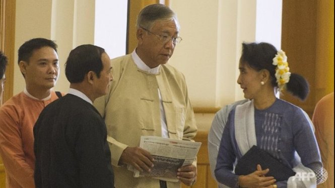 Bà Suu Kyi và ông Htin Kyaw tại Hạ viện Myanmar Ảnh: AFP