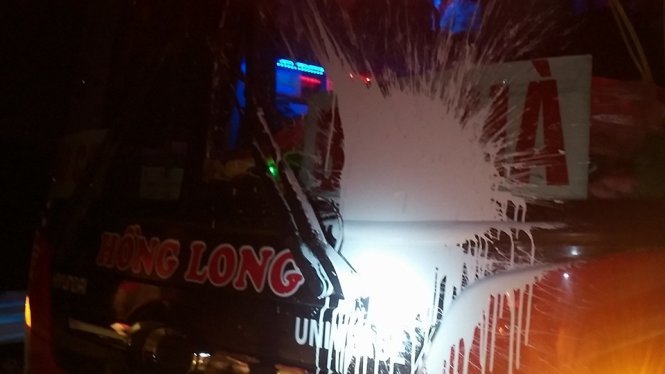 Xe khách BKS 18B - 00746 bị ném đá và sơn lên kính trước khi đi trên cao tốc Nội Bài - Lào Cai tối 14-3 - Ảnh: Ngô Văn Quang