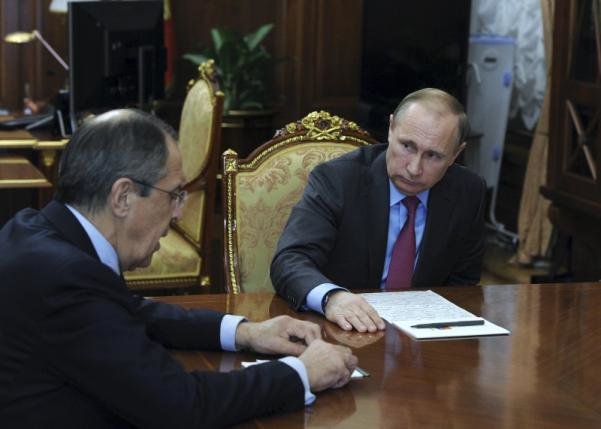 Tổng thống Nga Putin họp bàn với Ngoại trưởng Sergei Lavrov tại điện Kremlin Ảnh: Reuters