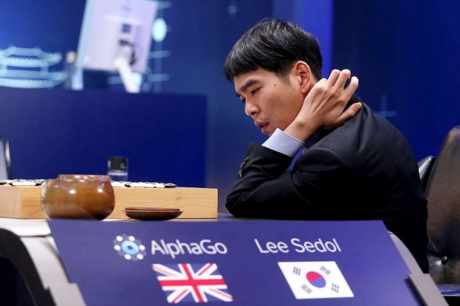 Lee Se Dol đấu với AlphaGo hôm 15-3 - Ảnh: Reuters