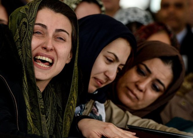 Những người phụ nữ đau khổ bên quan tài một trong những nạn nhân thiệt mại trong vụ đánh bom xe liều chết ngày 13-3 vừa qua tại Ankara - Ảnh: Getty Images