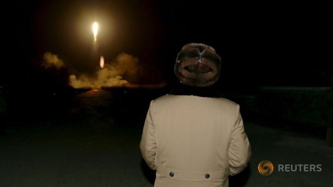 Lãnh đạo Triều Tiên Kim Jong Un giám sát một vụ phóng thử tên lửa đạn đạo Ảnh: Reuters