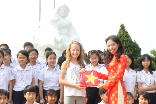 Cô bé Capri được tặng áo mang quốc kỳ Việt Nam để chuẩn bị cho buổi biểu diễn - Ảnh: Đoàn Cường